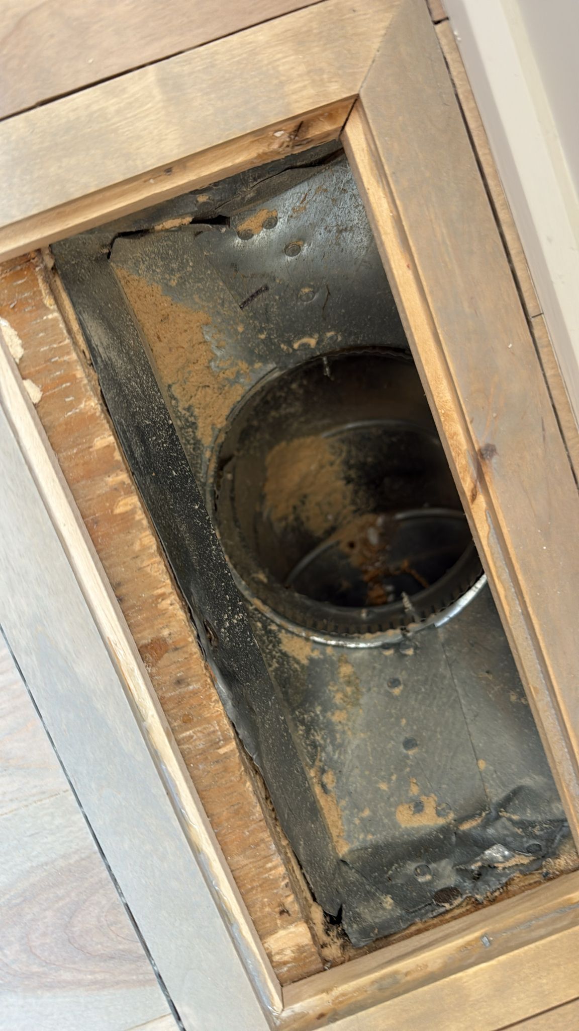 Conduit de plancher avec des dépôts avant le nettoyage
