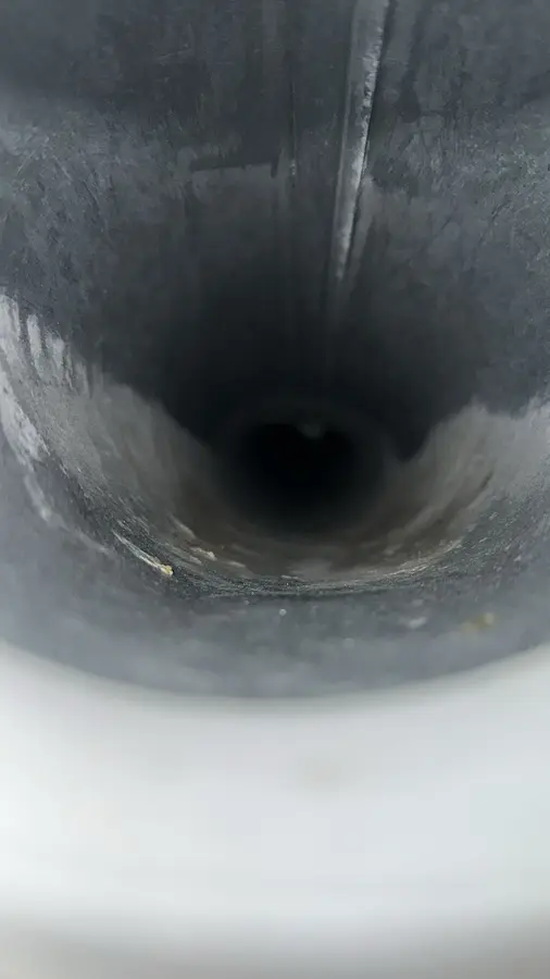 Intérieur d’un conduit rond propre après le nettoyage