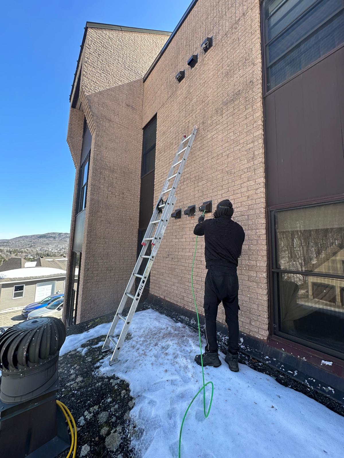 Nettoyage de sorties de ventilation sur un bâtiment